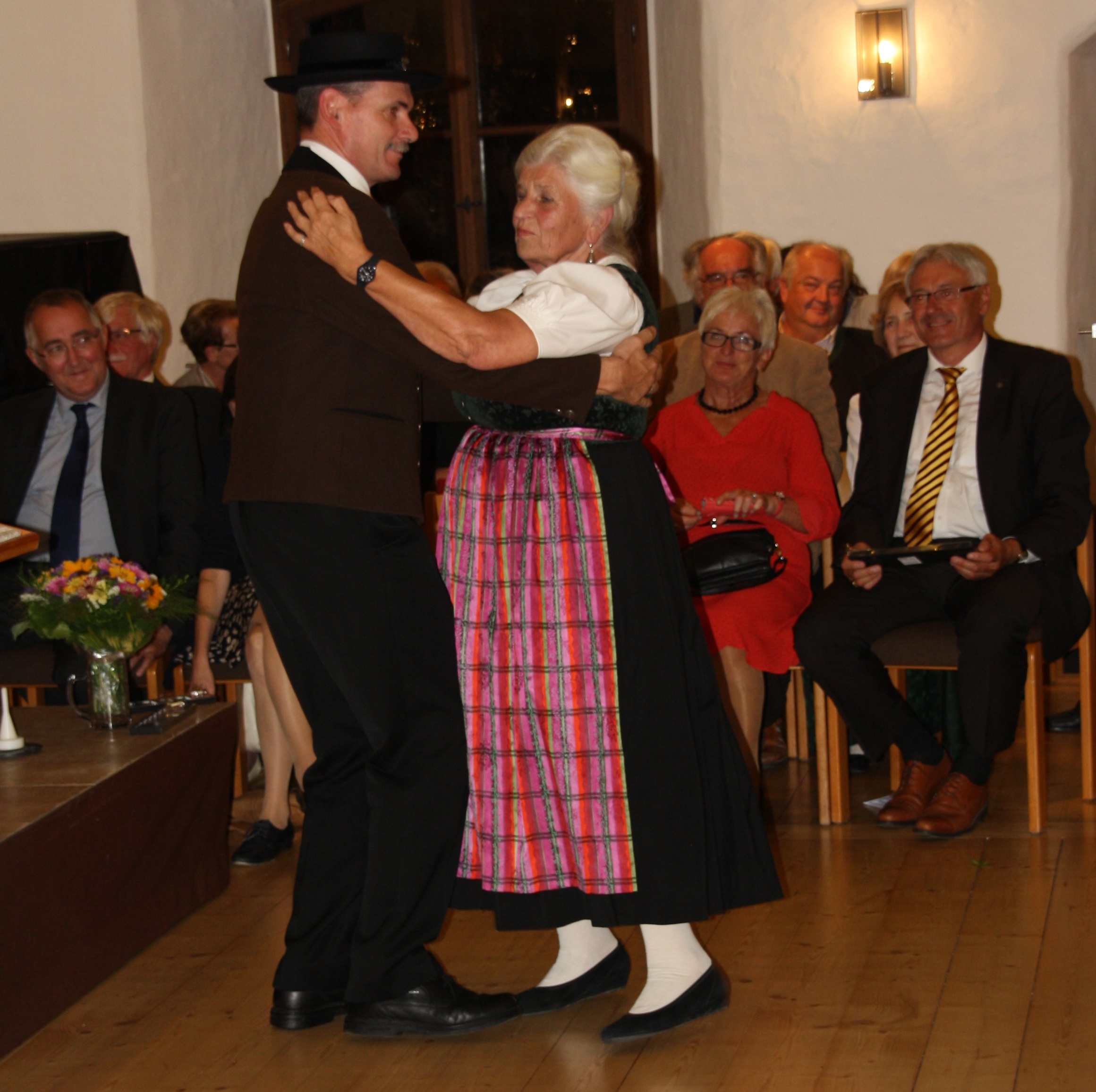 Erika Eichenseer und Erich Tahedl tanzten zum Abschluss deFoto: Horst Valder)