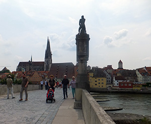 Regensburg, Steinerne Brücke mit Bruckmandl (Foto: Riedl-Valder)