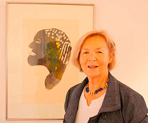 Ursula Merker vor einem Glasdruck der Serie „Afra“