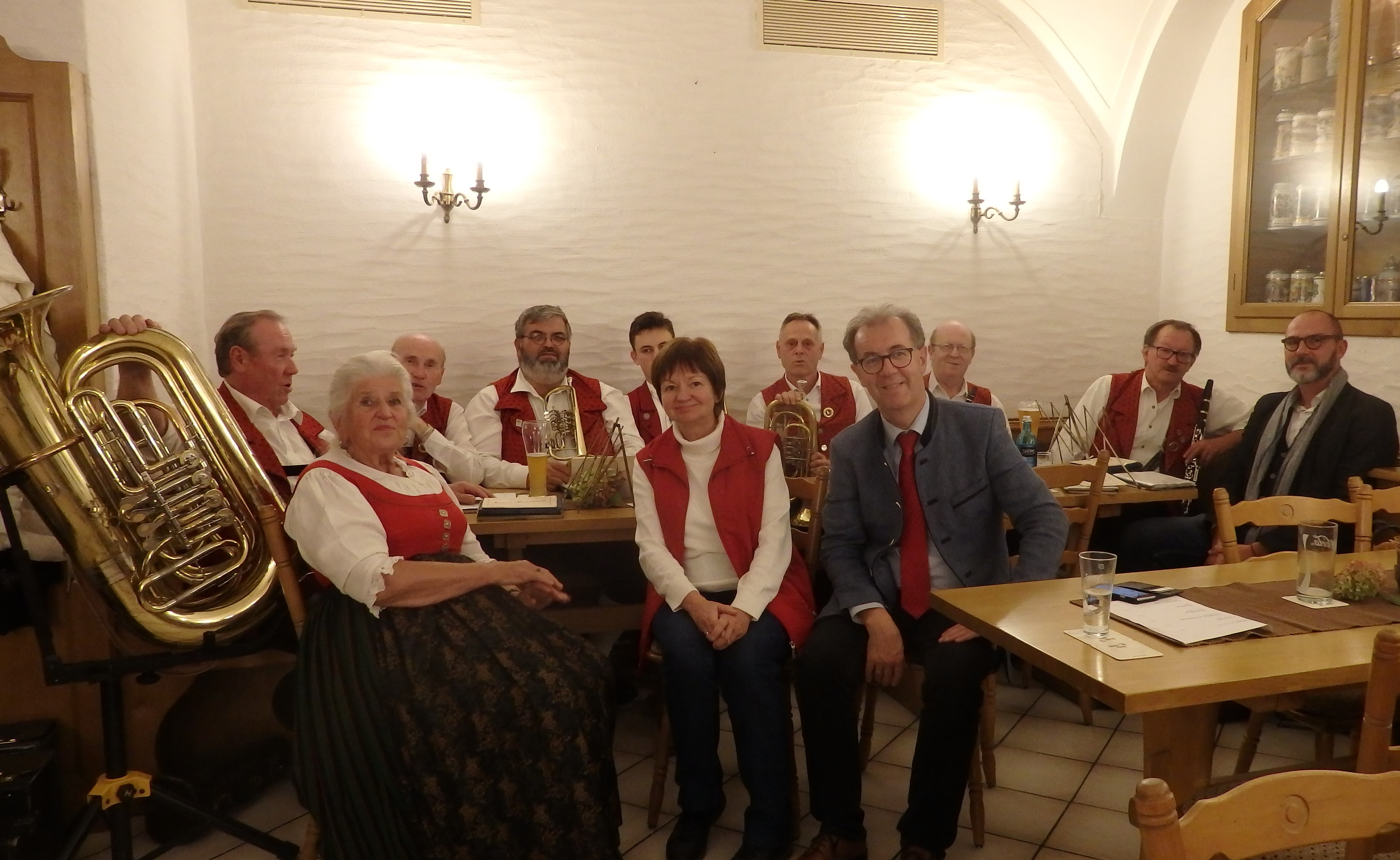 Die Blaskapelle Beratzhausen und alle Mitwirkenden bei der Veranstaltung im Wirtshaus Petermichl (Foto: Elisabeth Meier)