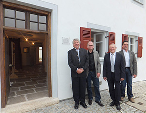 Die Vorstandsmitglieder der Berchinger Altstadtfreunde vor dem Soifererhaus (Foto: Riedl-Valder)